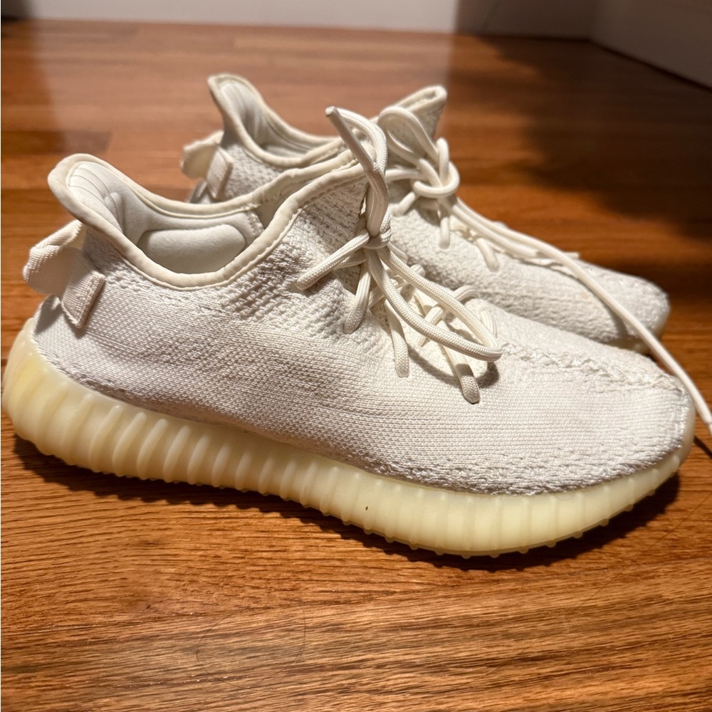 YEEZY 350 V2 SNEAKERS